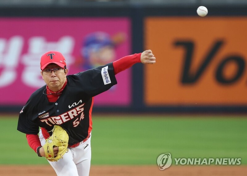 KBO club ace climbs up strikeout rankings, eyes another record