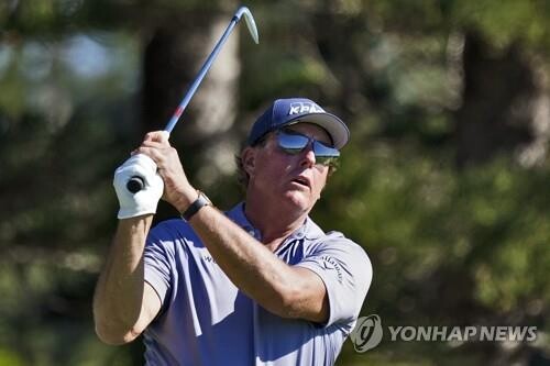 "미컬슨, 사우디 골프와 3천만달러 선불 받고 계약"