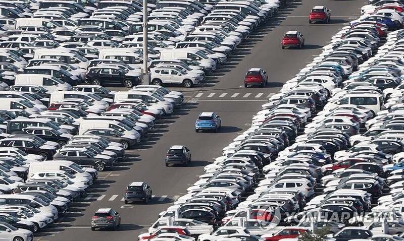 (LEAD) Auto exports fall in Q1 amid supply disruptions, Ukraine war