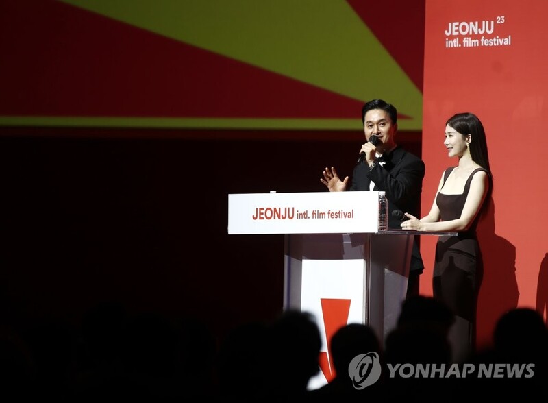 전주돔으로 돌아온 제23회 전주국제영화제…레드카펫 성황(종합)