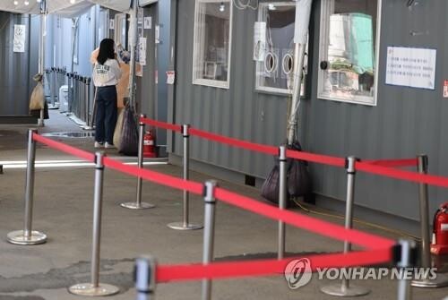 (LEAD) S. Korea reports 57,464 new cases amid slowdown of omicron wave