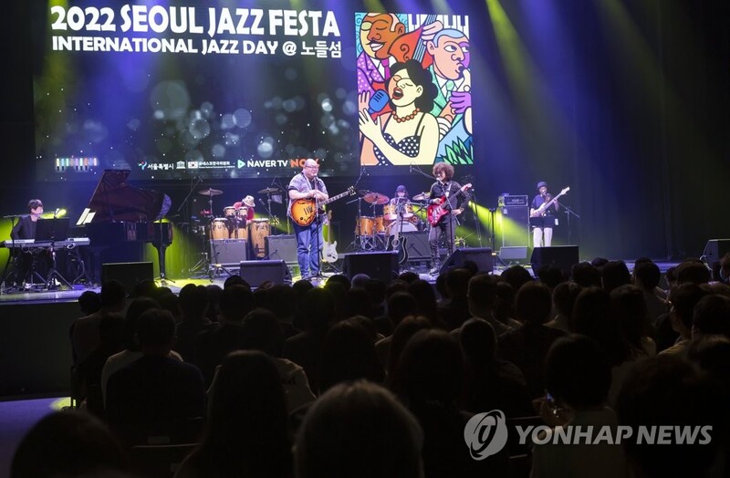 이 흥 어찌 참았나…떼창 돌아온 축제서 "한국 재즈 화이팅"