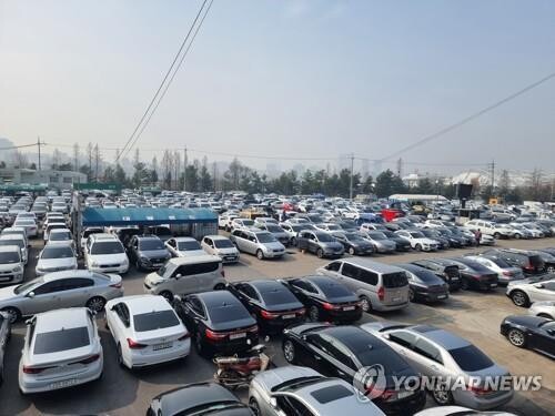 (LEAD) Gov't orders Hyundai, Kia to delay used car business by one year