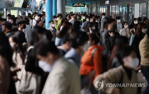 (LEAD) S. Korea's new COVID-19 cases stay in 50,000s before lifting of outdoor mask mandate