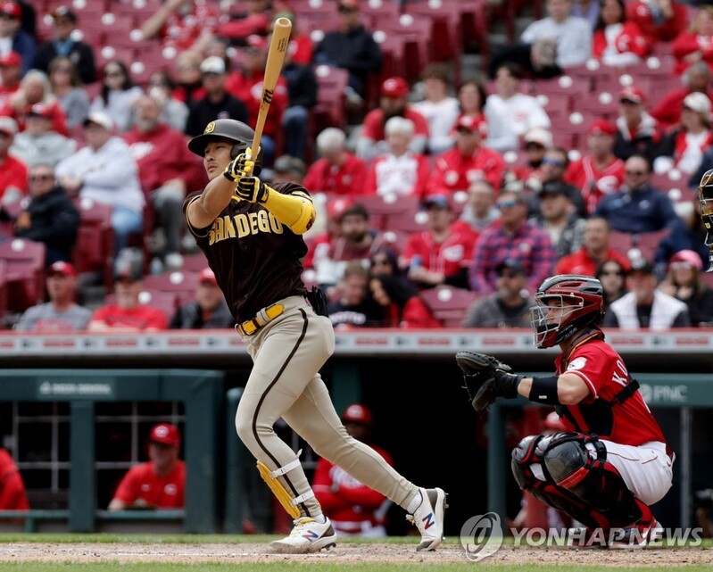 김하성 시즌 3호 홈런 '쾅'…3회 첫 타석서 동점 투런포