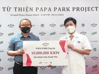 'Papa Park Saves Children' Park Hang-seo donates 10 mln won to Vietnamese children’s hospital