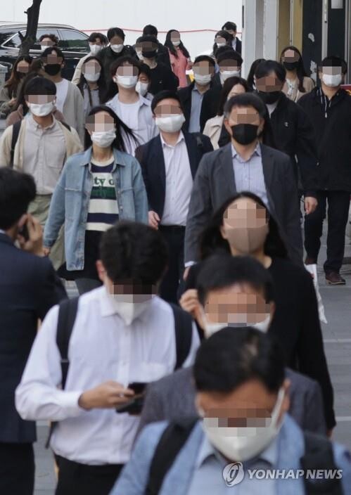 (LEAD) Most Seoul citizens walk around with masks on despite eased rules