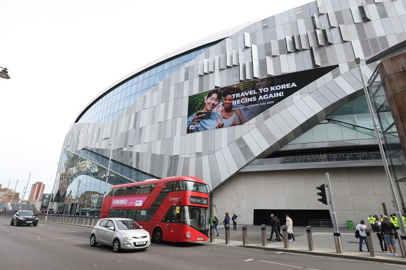 토트넘 홈구장에 '손흥민 한국관광' 영상…7월에는 구단 방한
