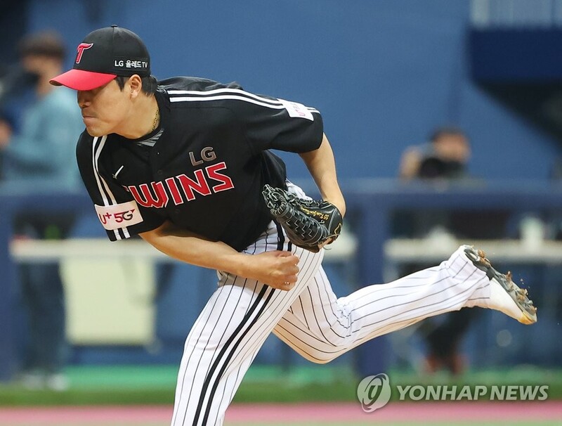 Veteran reliever rides signature pitch to 1st win with new KBO club
