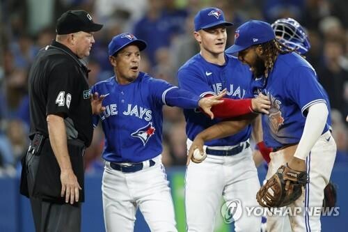석연찮은 오심에 운 MLB 토론토…양키스에 1-9 완패