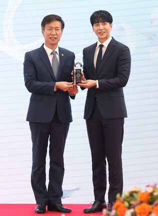 Lee Seung-ki named promotional envoy for tax agency