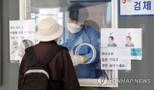 (2nd LD) S. Korea's new cases stay below 50,000 for 2nd day, with mask rules eased