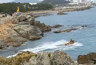 Sea bikers appear at famous temple on coast... causing damage to tourists and monks