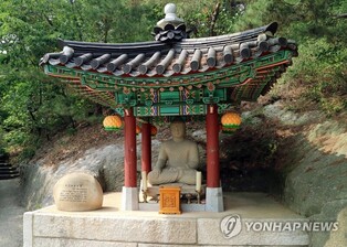 Relics and buildings worth noting at Cheong Wa Dae