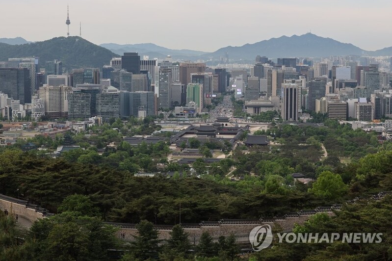 청와대 뒤 백악산 걸어보니…나무가 둘러싼 '도심 속 섬'