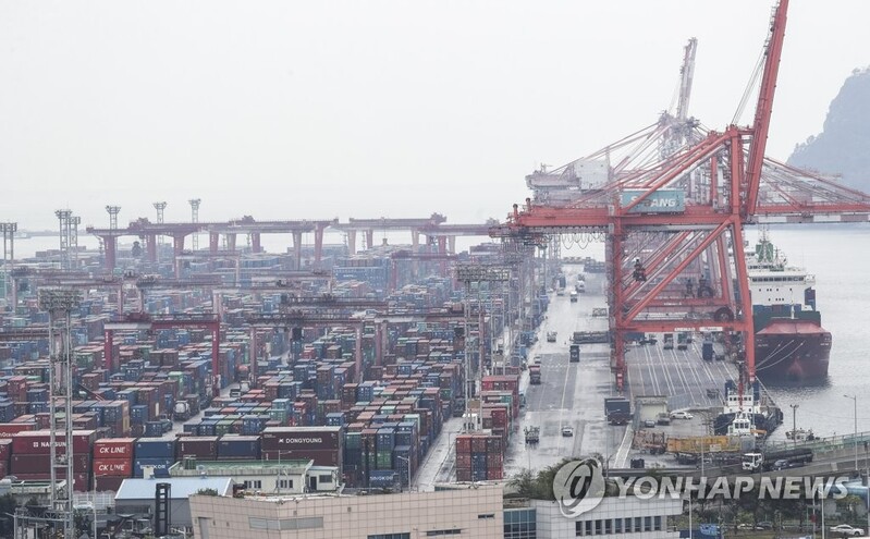 (LEAD) S. Korea's exports up 28.7 pct in first 10 days of May