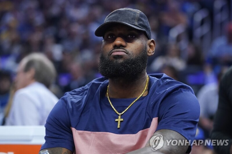 제임스 vs 메시, 운동선수 수입 순위 1·2위…'하루에 4억원'