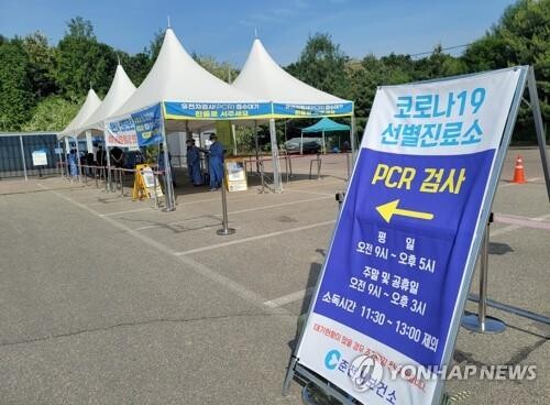 (2nd LD) S. Korea's new COVID-19 cases fall to 30,000s amid eased virus curbs