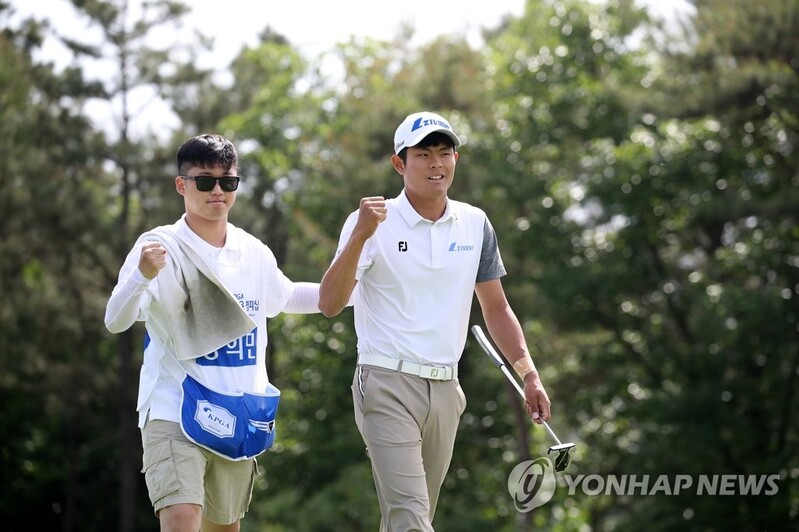 '신인의 반란' 장희민, KPGA 우리금융 챔피언십 3R 단독 선두