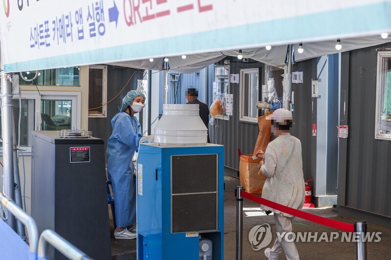 (LEAD) S. Korea's new COVID-19 cases hit 4-month low amid efforts for return to normalcy