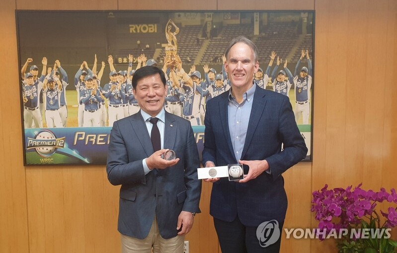 KBO commissioner proposes holding season openers in U.S. in meeting with MLB official