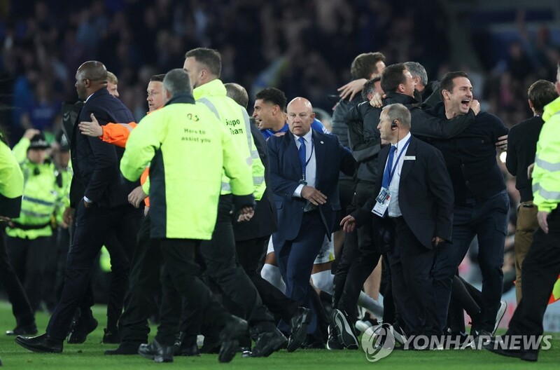 조롱한 에버턴 팬에 발길질한 비에이라 감독…英 경찰 조사 나서