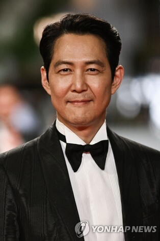 Director Lee Jung-jae receives longest standing ovation of his life