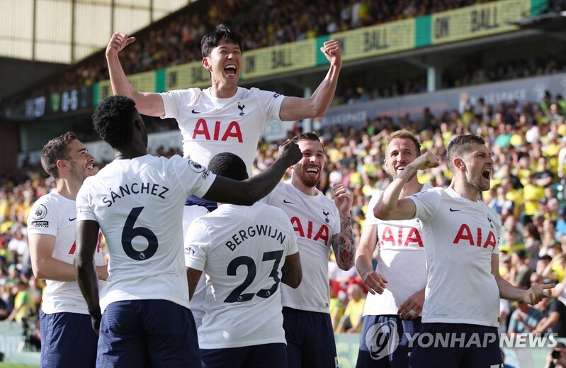 멀티골로 웃은 손흥민, 아시아인 최초 EPL 득점왕 '쾌거'(종합)