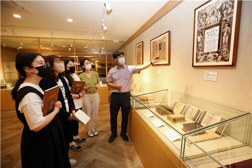 계명대 동산도서관 '고성경실' 개소…희귀 성경 전시