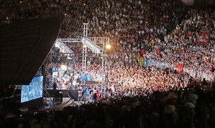 Psy performs at school festival
