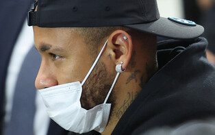 [Moment to Focus] Neymar arrives for friendly match