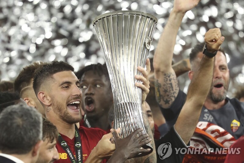 AS로마 UECL 초대 챔피언…모리뉴, UEFA 우승컵 3종 '수집 완료'