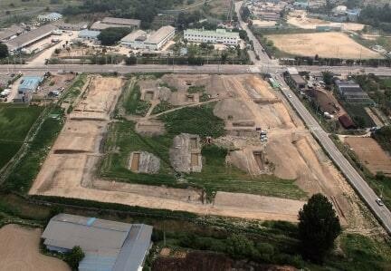 화성 만년제서 한국전쟁 사용 추정 연막탄 발견