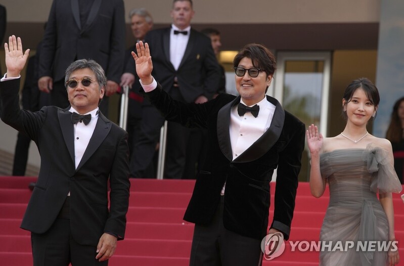 고레에다 "송강호는 작품 중요인물이자 팀 리더…칸 수상 기뻐"