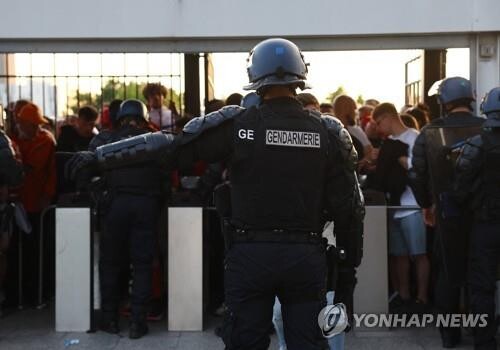 난장판이었던 UCL 결승전…최루가스 대응 두고 갑론을박