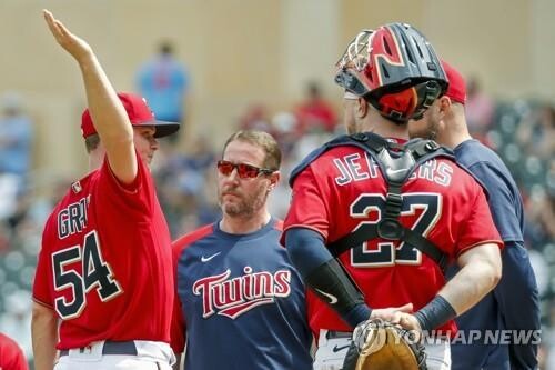 선발 대결한 그레이-그레인키, 둘 다 부상으로 교체