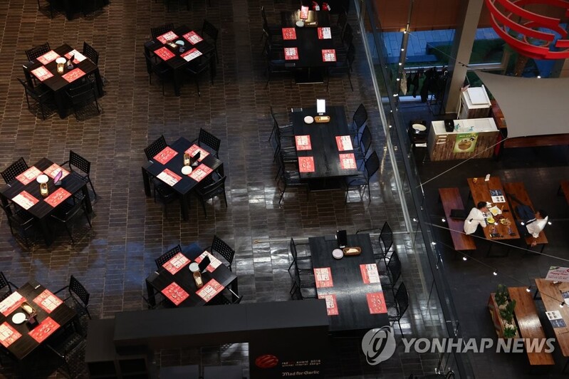 (LEAD) S. Korea to dole out compensation to 3.71 mln pandemic-hit merchants