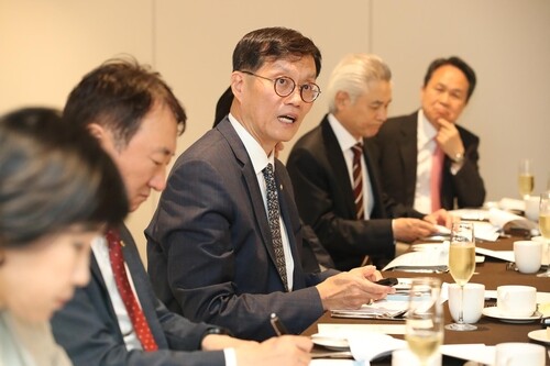 (2nd LD) BOK chief meets bank leaders following last week's rate hike