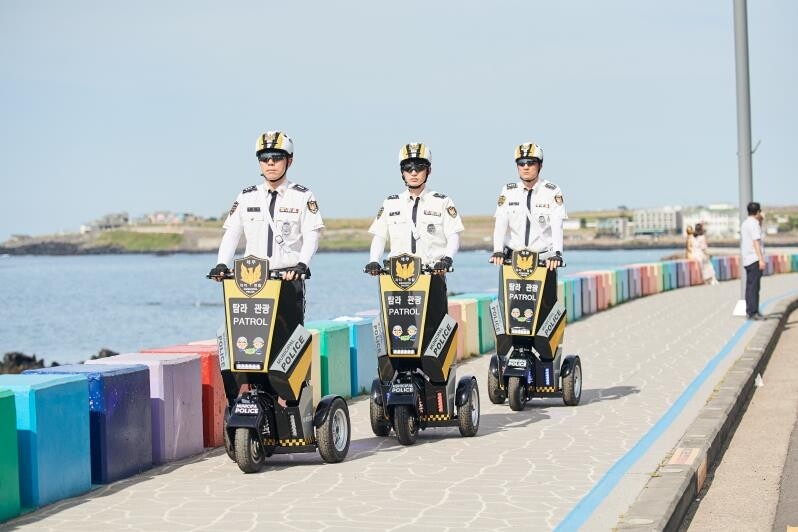 제주 자치경찰, 개인형 이동장치 타고 관광지 치안 활동