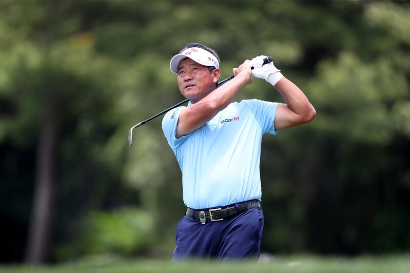 '52세' 최경주, 우승 경쟁 시동…SKT 오픈 첫날 5언더파