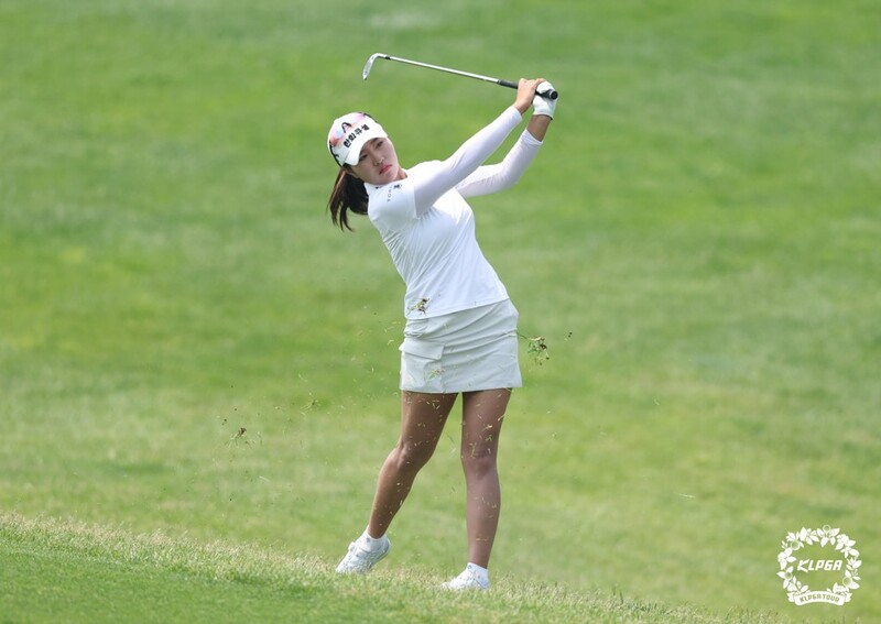 성유진, KLPGA 투어 롯데오픈 이틀 연속 선두…임희정 2위