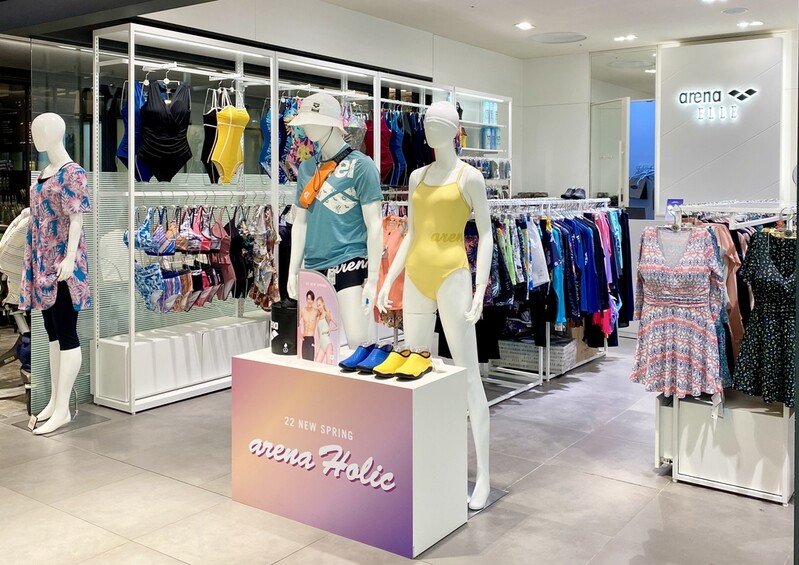 때 이른 더위에 여름준비 분주…신세계百, 수영복 매출 급증