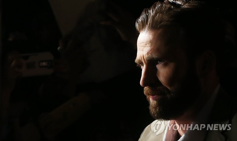 크리스 에반스 "캡틴 아메리카와 버즈, 엄청난 책임감 비슷해"