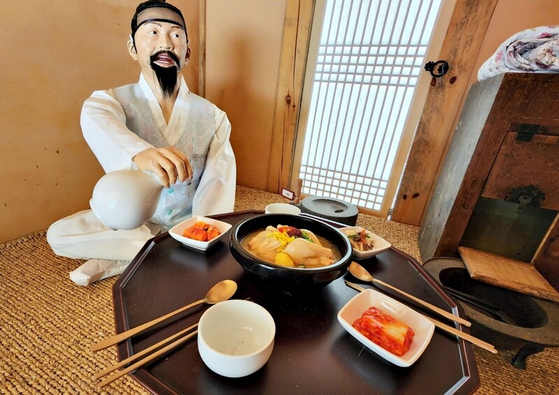 옛 산촌 화전민 주막에서 고급 한복 입고 고명 듬뿍 삼계탕을?