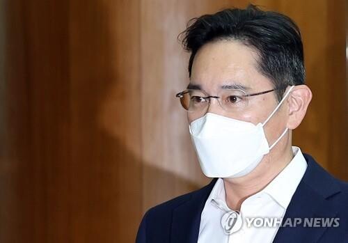 Samsung's de facto leader Lee leaves for Europe for chip biz