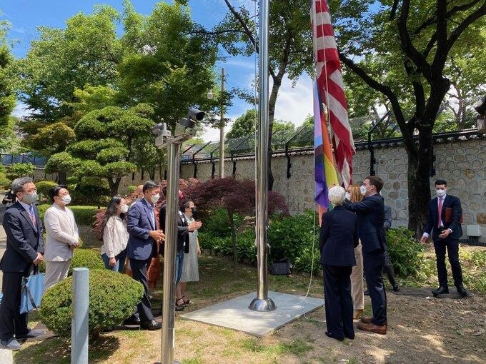 No. 2 U.S. diplomat meets members of LGBTQ community in Seoul