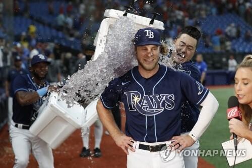 최지만, 7경기 연속 안타 행진…팀은 연장서 4-2 승리