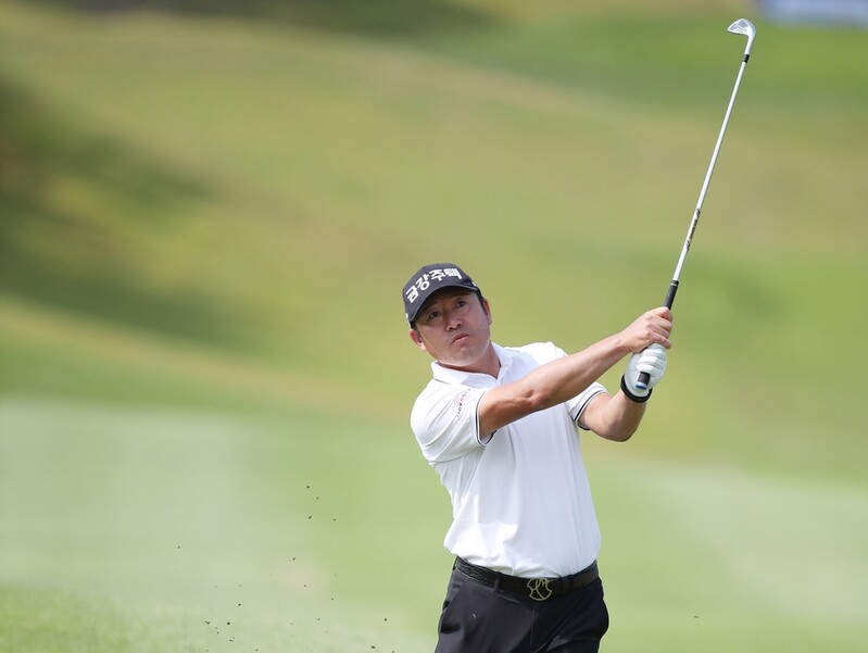 '낚시꾼 스윙' 최호성, KPGA 선수권 1R 선두…최고령 우승 기대