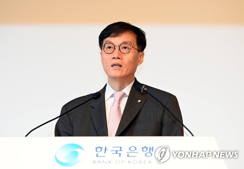 (LEAD) BOK chief emphasizes timely action to tame inflation, hints at more rate hikes