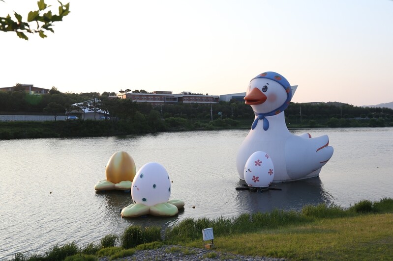상주 경천섬 '낙동강 오리알' 조형물 관광객 인기